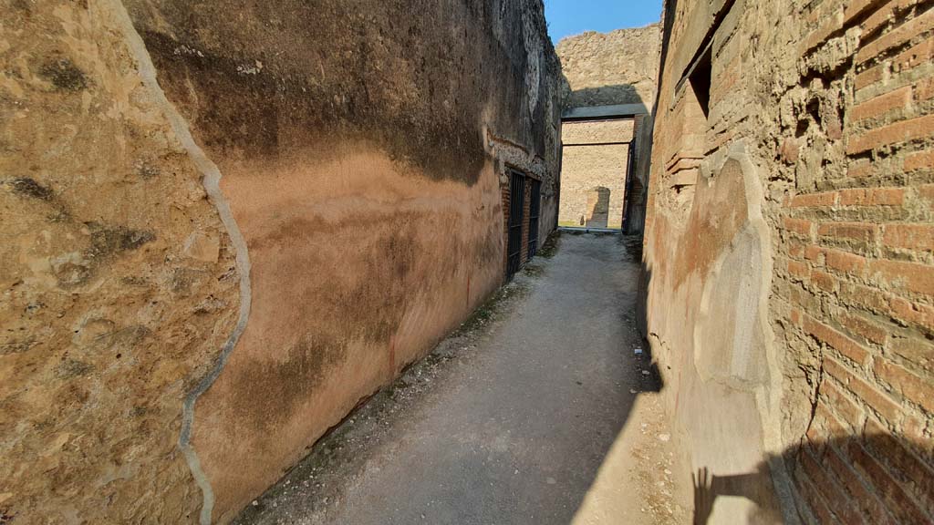 VII.1.8 Pompeii. July 2021. Corridor H, at north-west corner of gymnasium C. 
Looking west along corridor towards entrance doorway at VII.1.51.
Foto Annette Haug, ERC Grant 681269 D�COR

