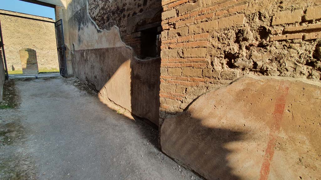 VII.1.8 Pompeii. July 2021. Corridor H, looking west along north wall towards entrance at VII.1.51 onto Vicolo del Lupanare.
Foto Annette Haug, ERC Grant 681269 D�COR
