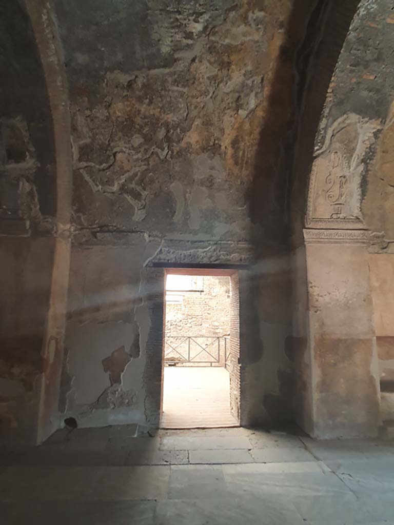 VII.1.8 Pompeii. July 2021.
Looking north from men’s changing room 2, through doorway into tepidarium 3.
Foto Annette Haug, ERC Grant 681269 DÉCOR