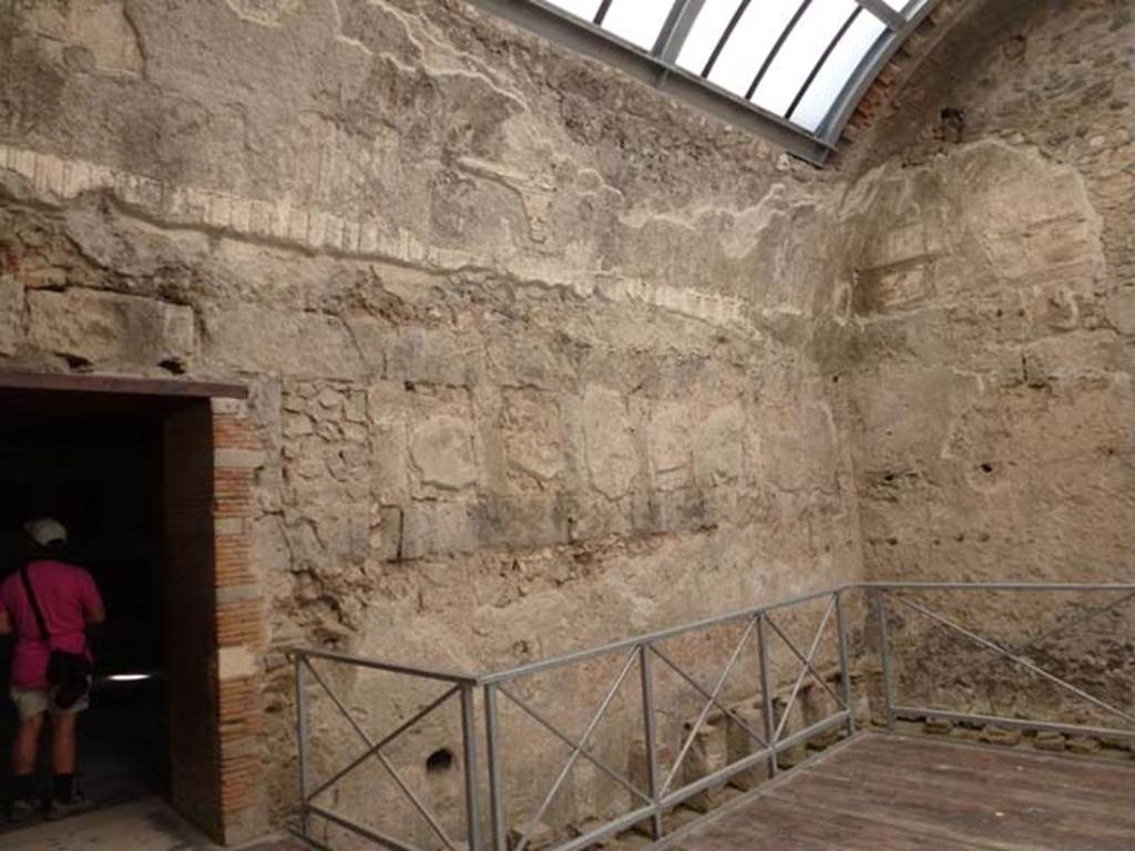 VII.1.8 Pompeii. June 2012. South wall of tepidarium 3, with doorway from men’s changing room 2. Photo courtesy of Michael Binns.