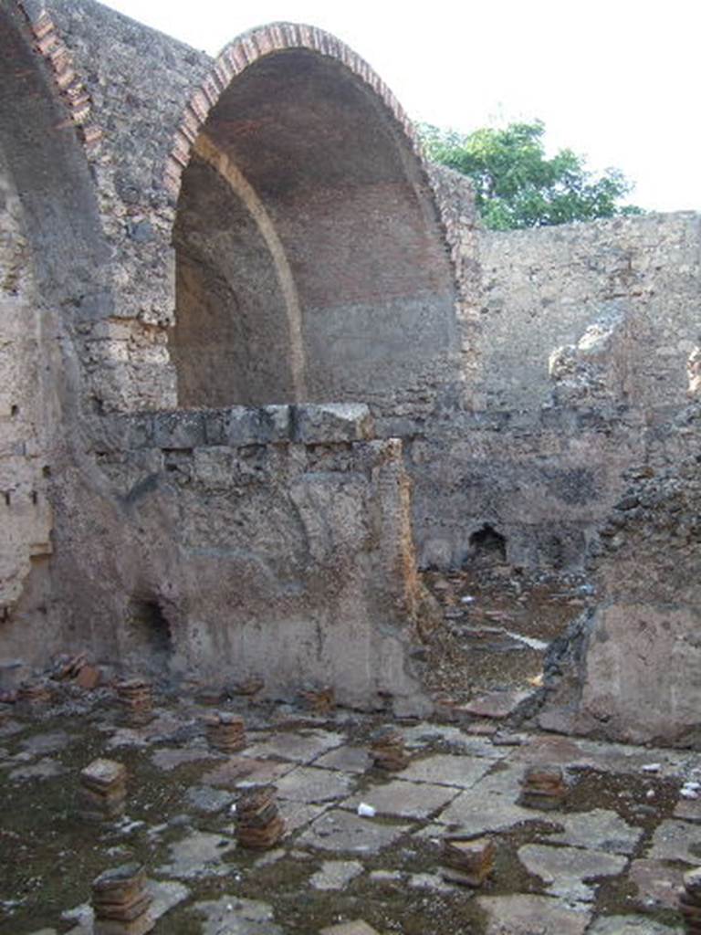 VII.1.8 Pompeii. September 2005. Looking north into calidarium 5, from tepidarium 3.