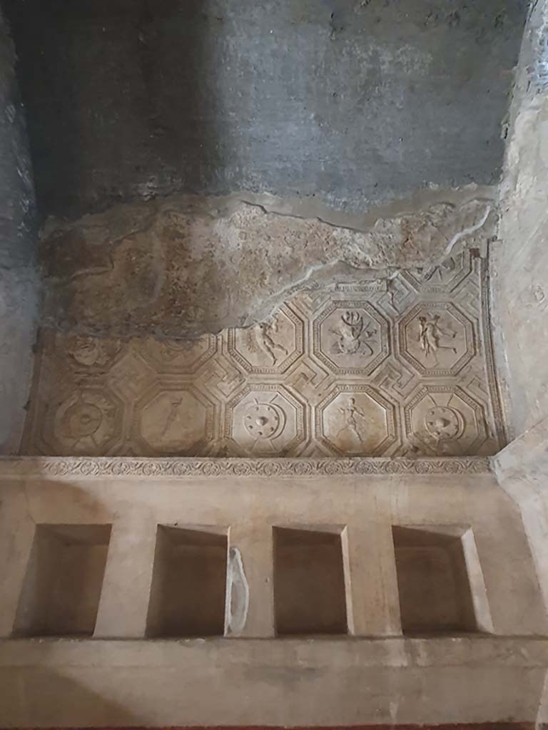 VII.1.8 Pompeii. July 2021. Detail of stucco above niches on south wall at west end.
Foto Annette Haug, ERC Grant 681269 DÉCOR