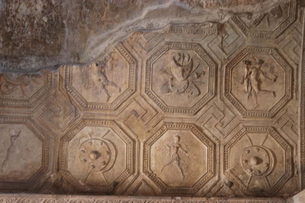 VII.1.8 Pompeii. September 2017. South wall, west end, right side, detail of stucco plaster in men’s changing room 2.
Photo courtesy of Klaus Heese.