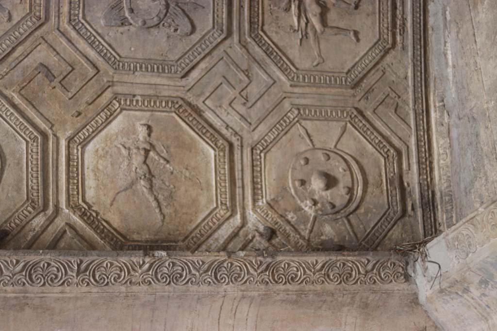 VII.1.8 Pompeii. September 2017. South wall, west end, right side, detail of stucco plaster in men’s changing room 2.
Photo courtesy of Klaus Heese.