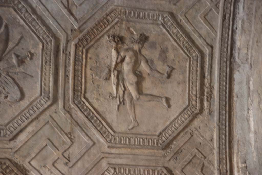 VII.1.8 Pompeii. September 2017. South wall, west end, right side, detail of stucco plaster in men’s changing room 2.
Photo courtesy of Klaus Heese.