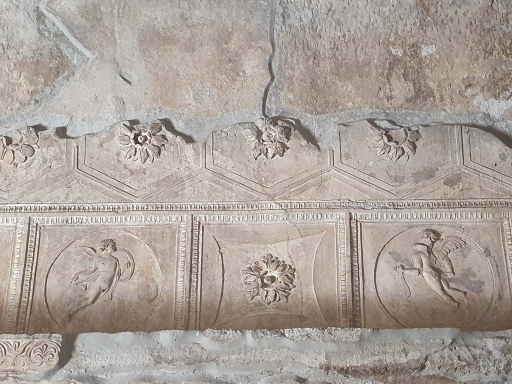 VII.1.8 Pompeii. July 2021. Detail of stucco from centre of south wall.
Foto Annette Haug, ERC Grant 681269 DÉCOR