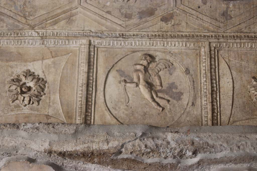 VII.1.8 Pompeii. September 2017. South wall, detail of stucco decoration in men’s changing room 2.
Photo courtesy of Klaus Heese.