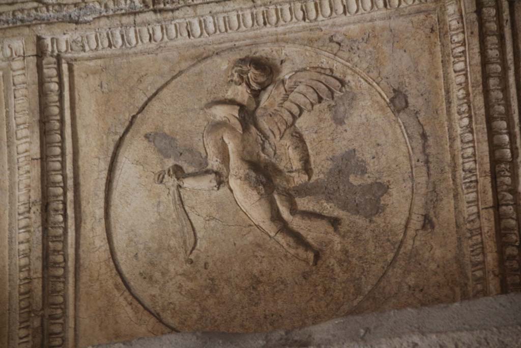 VII.1.8 Pompeii. April 2014. South wall, detail of stucco decoration of cupid in men’s changing room 2.
Photo courtesy of Klaus Heese.