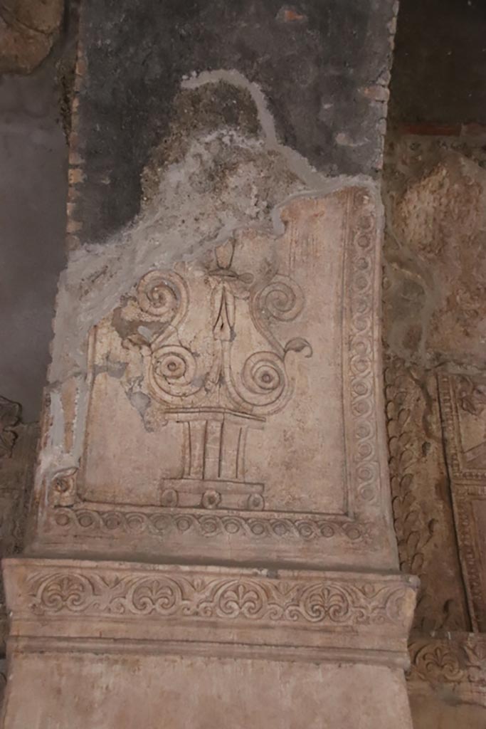 VII.1.8 Pompeii. October 2022.
Detail of plasterwork on pilaster in south wall, east end. Photo courtesy of Klaus Heese.