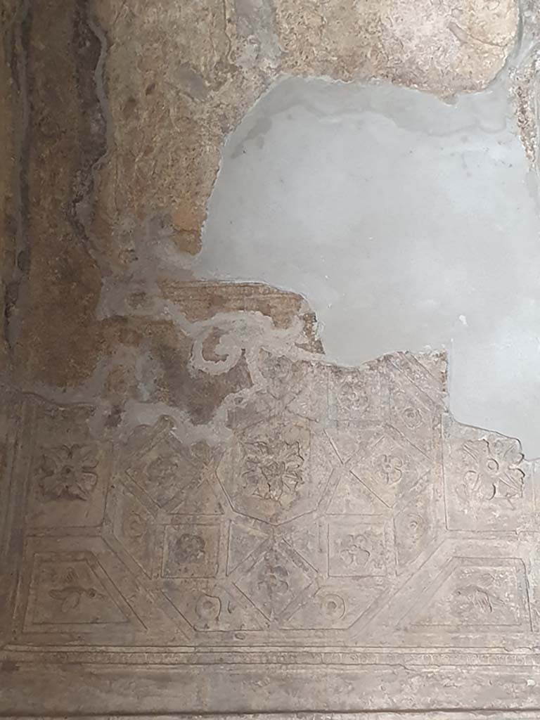 VII.1.8 Pompeii. July 2021.
Detail of stucco on south wall in south-east corner of men’s changing room 2.
Foto Annette Haug, ERC Grant 681269 DÉCOR