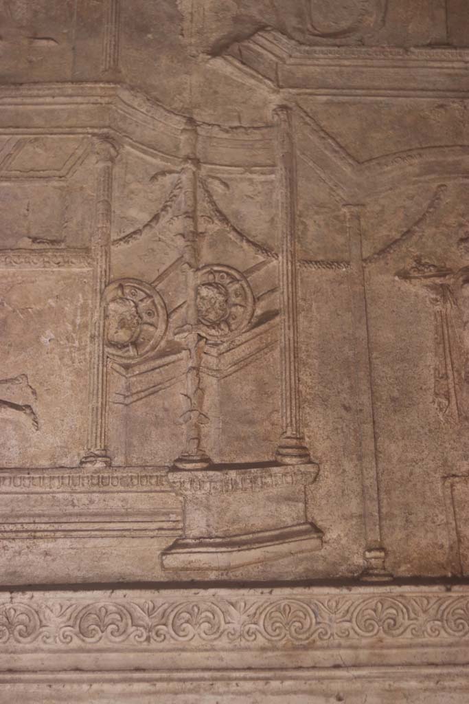 VII.1.8 Pompeii. September 2017. Detail of decorative stucco from south end of upper east wall of men’s changing room 2.
Photo courtesy of Klaus Heese.