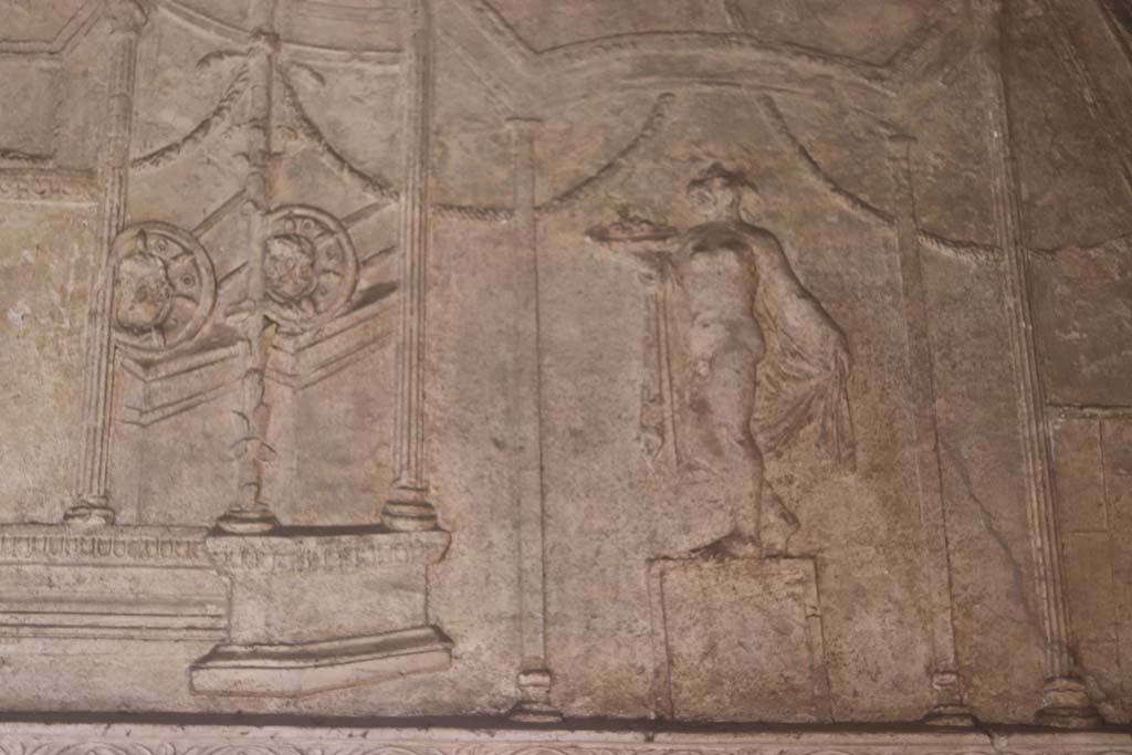 VII.1.8 Pompeii. September 2017.
Detail of decorative stucco from south end of upper east wall of men’s changing room 2.
Photo courtesy of Klaus Heese.