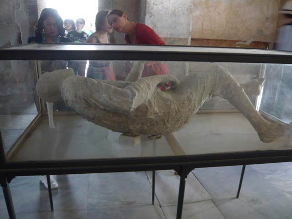 VII.1.8 Pompeii. May 2012. Rear of plaster cast of body, on display in men’s changing room 2.
Photo courtesy of Buzz Ferebee.
