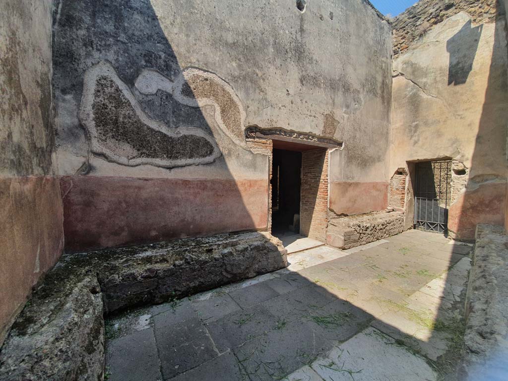 VII.1.8 Pompeii. July 2021. Looking west across men’s waiting room 2a with stone benches.
Foto Annette Haug, ERC Grant 681269 DÉCOR