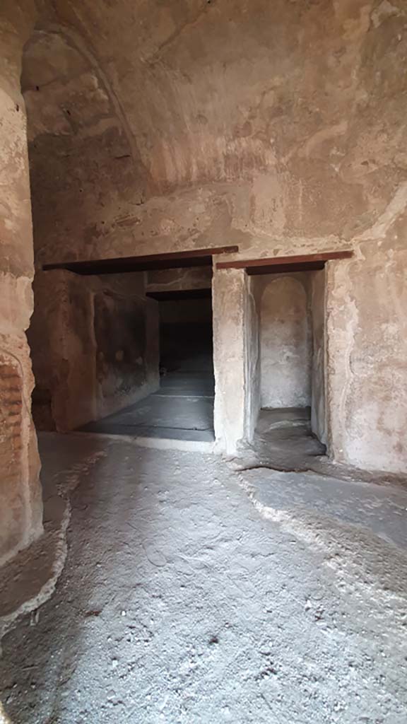 VII.1.8 Pompeii. July 2021.
Looking north through entrance towards doorways to latrine O and cella P.
Foto Annette Haug, ERC Grant 681269 DÉCOR