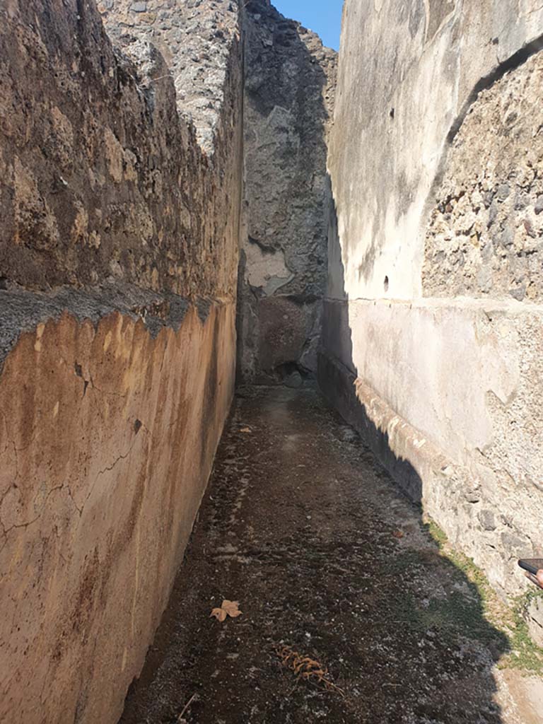 VII.1.8 Pompeii. July 2021. 
Looking west along corridor 12 towards doorway into women�s baths from VII.1.17. 
Foto Annette Haug, ERC Grant 681269 D�COR


