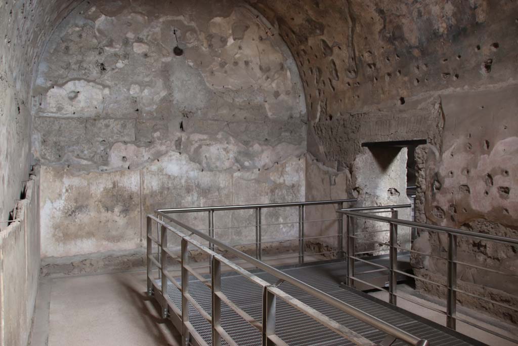 VII.1.8 Pompeii. September 2017. Looking towards east end of tepidarium 10, with doorway to calidarium 9, on right.
Photo courtesy of Klaus Heese.