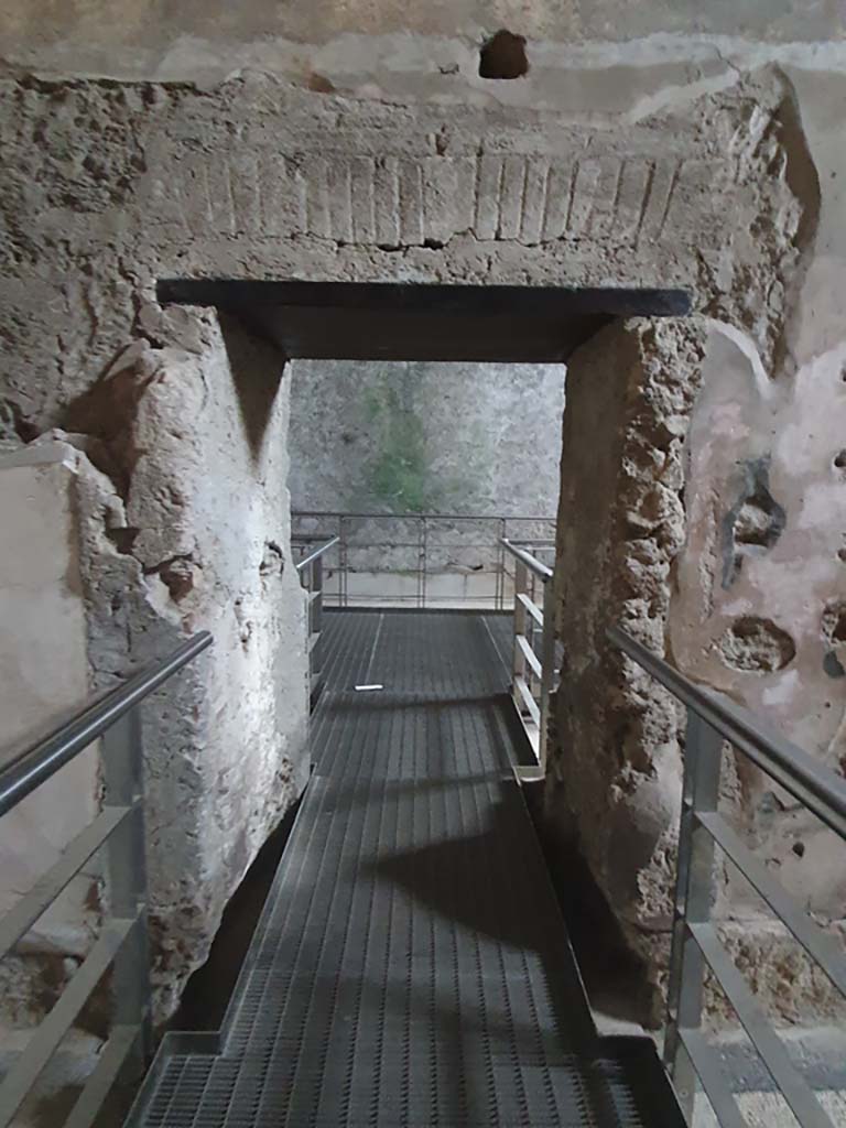 VII.1.8 Pompeii. July 2021. Tepidarium 10, looking through doorway in south wall into Caldarium 9.
Foto Annette Haug, ERC Grant 681269 DÉCOR