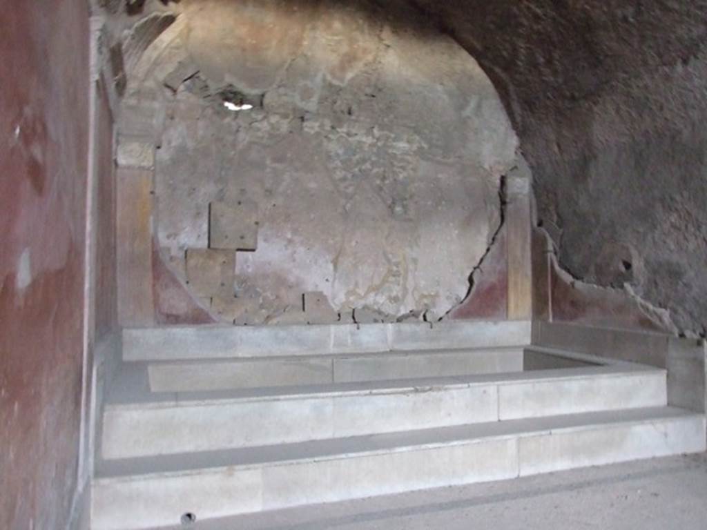 VII.1.8 Pompeii. December 2007. Marble pool at east end of calidarium 9 in women�s baths.