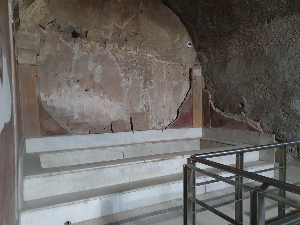 VII.1.8 Pompeii. July 2021. Calidarium 9, marble pool, looking south-east.
Foto Annette Haug, ERC Grant 681269 D�COR
