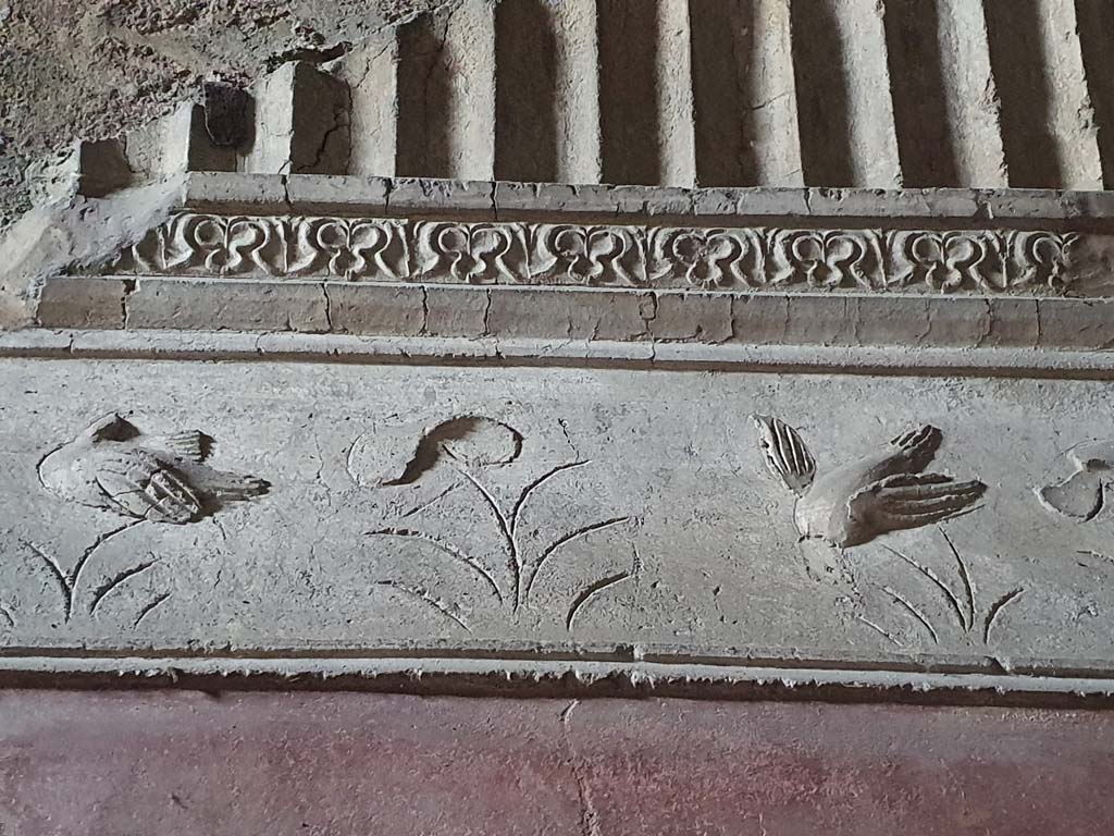 VII.1.8 Pompeii. July 2021. Caldarium 9, detail of stucco on upper north wall. 
Foto Annette Haug, ERC Grant 681269 D�COR

