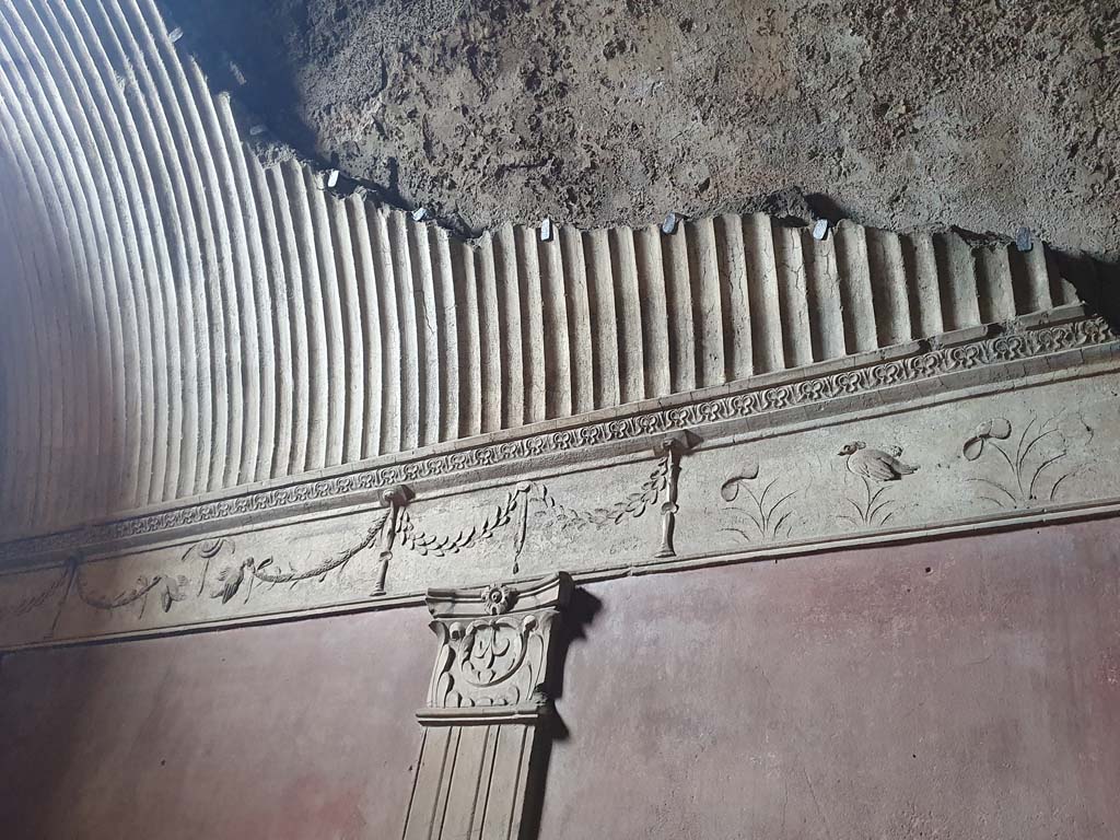 VII.1.8 Pompeii. July 2021. Caldarium 9,  stucco on upper north wall. 
Foto Annette Haug, ERC Grant 681269 D�COR

