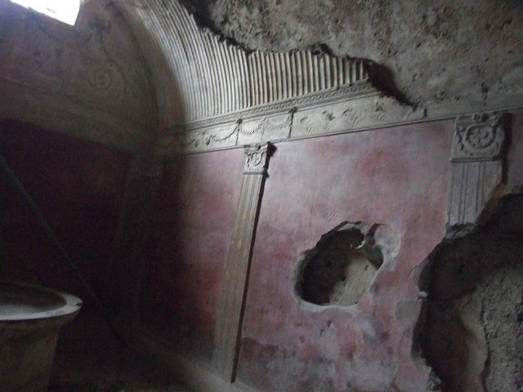 VII.1.8 Pompeii. December 2007. North wall and ceiling stucco showing hollow wall in caldarium 9 of women�s baths.
