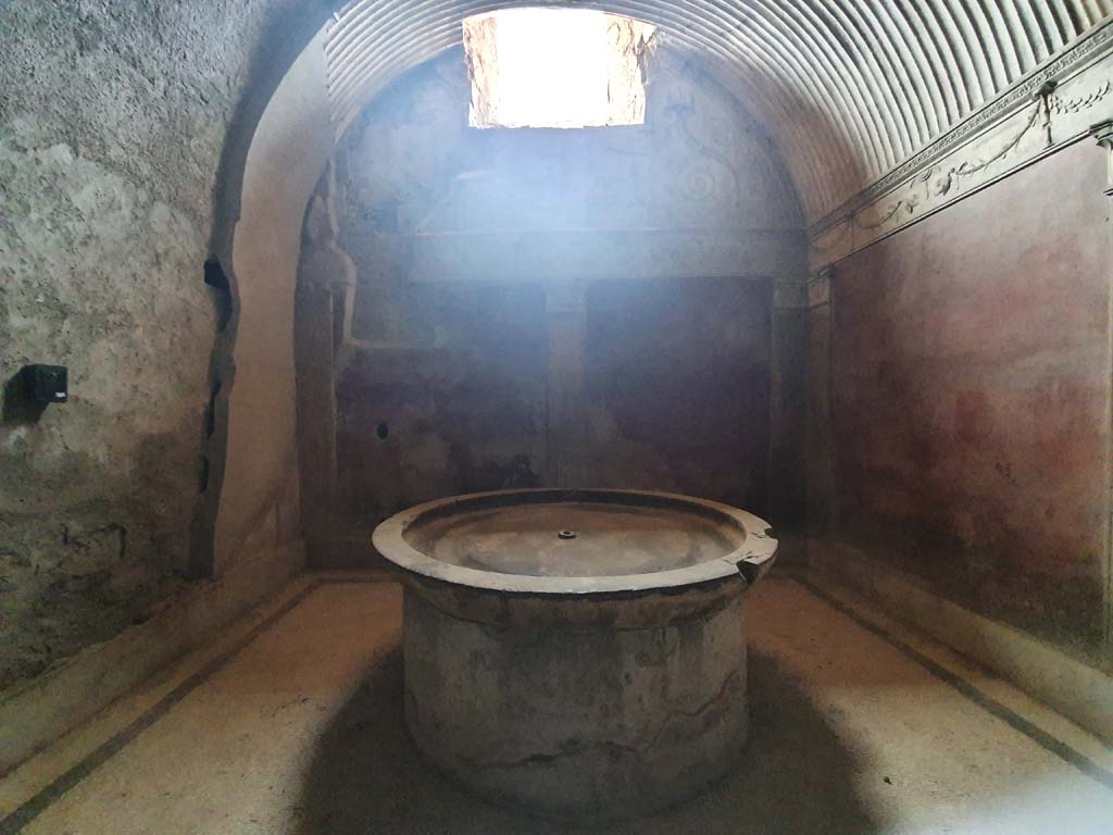 VII.1.8 Pompeii. July 2021. Caldarium 9, looking west.     
Foto Annette Haug, ERC Grant 681269 D�COR

