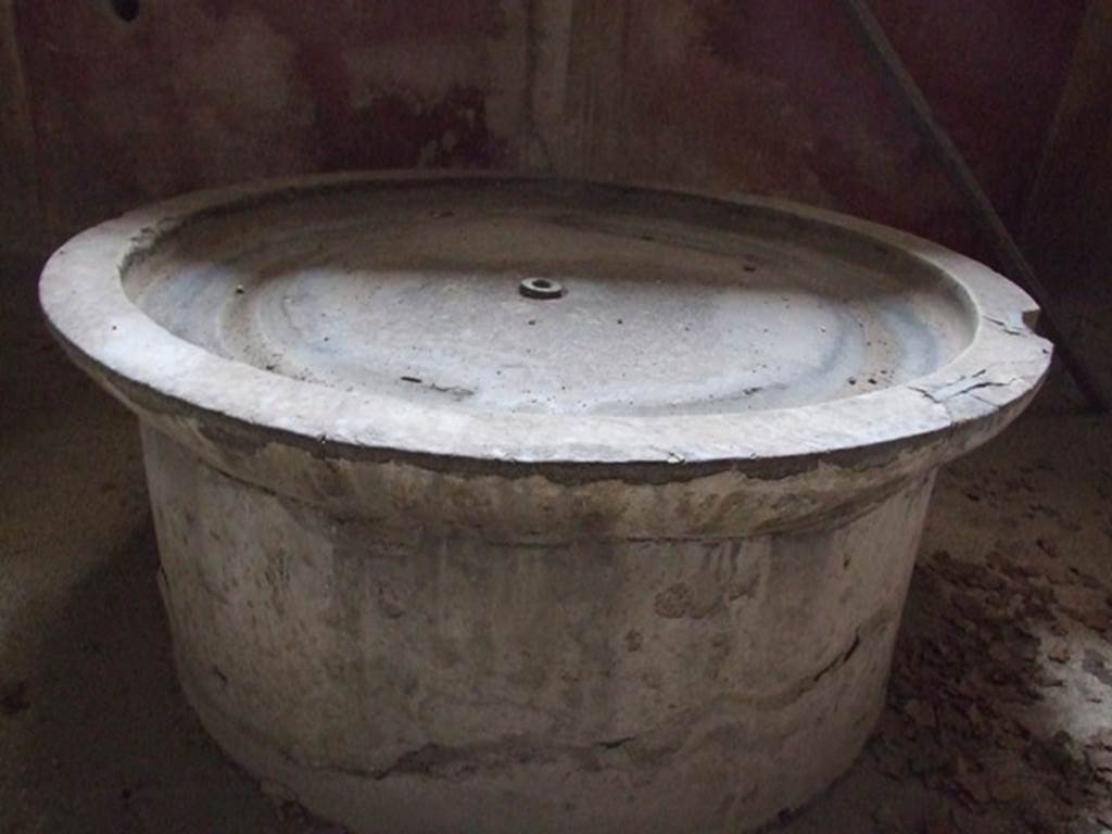 VII.1.8 Pompeii. December 2007. Labrum in caldarium 9 of women�s baths. A labrum was a circular basin, often on a stand, which supplied running water. It was generally located in the apsidal vault of the caldarium of the baths.
