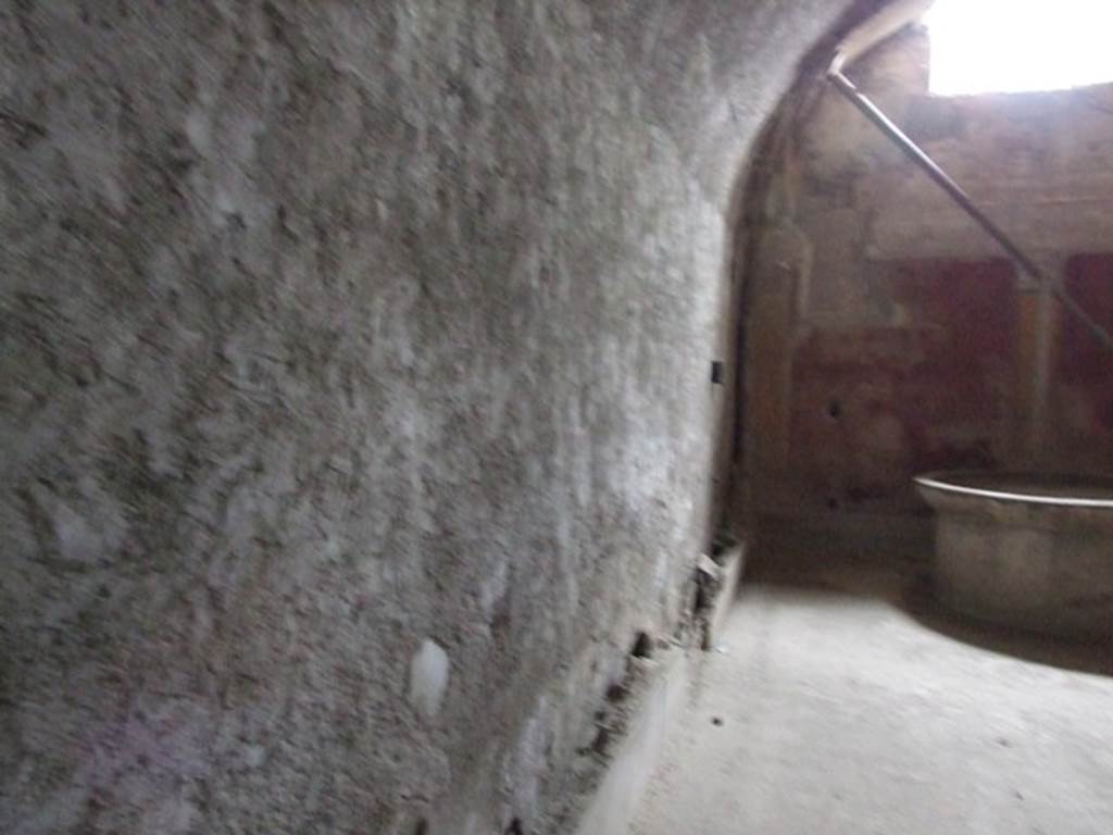 VII.1.8 Pompeii. December 2007. South wall of caldarium 9 in women�s baths, looking west.
