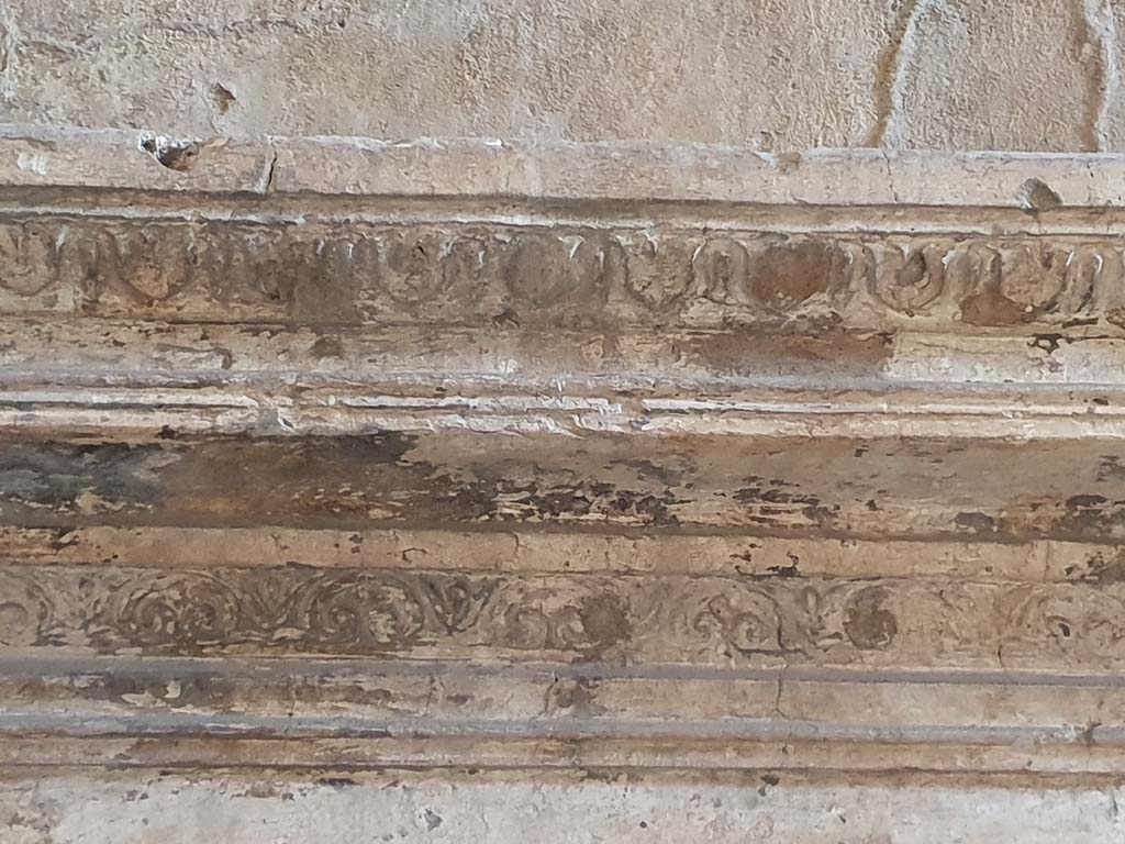 VII.1.8 Pompeii. July 2021. Detail of stucco decoration on niche for clothing.
Foto Annette Haug, ERC Grant 681269 D�COR
