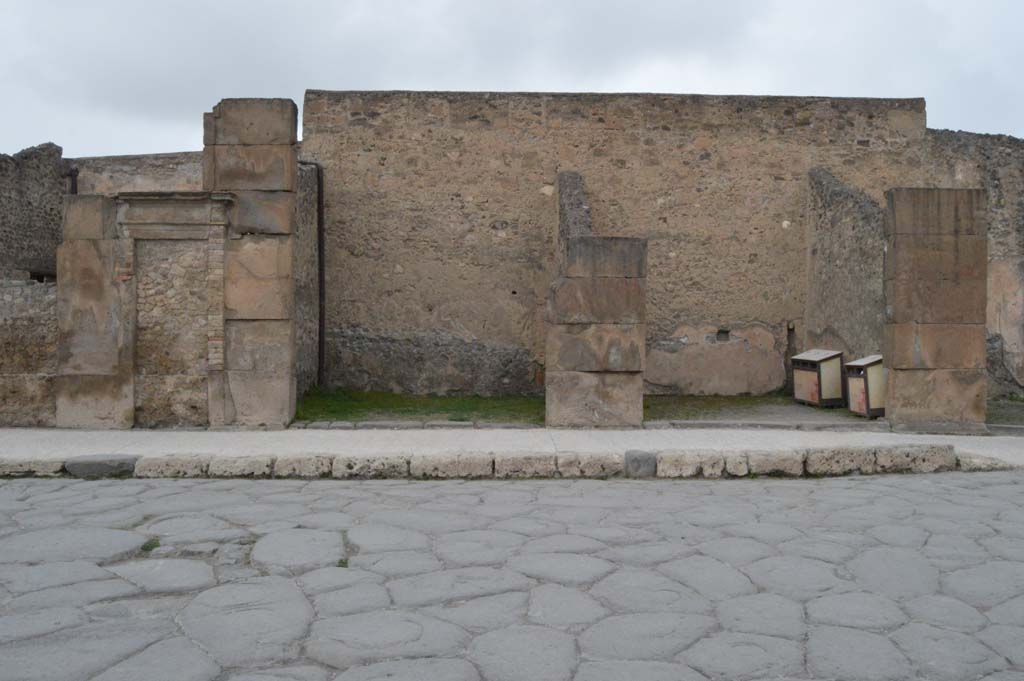 VII.1.10, Pompeii, centre left. March 2019.
Looking north on Via dell’Abbondanza, towards blocked doorway, on left, and VII.1.11, on right.
Foto Taylor Lauritsen, ERC Grant 681269 DÉCOR.