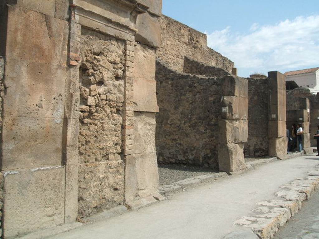 Blocked doorway and VII.1.10 Pompeii. May 2005. Looking east along Via dell’Abbondanza. For graffiti found between VII.1.9 and VII.1.10, see VII.1.9