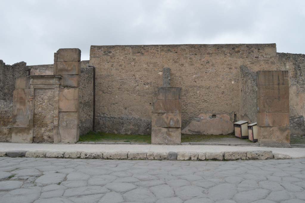 VII.1.11 Pompeii, centre right. March 2019. Looking north to entrance doorway on Via dell�Abbondanza
Foto Taylor Lauritsen, ERC Grant 681269 D�COR.

