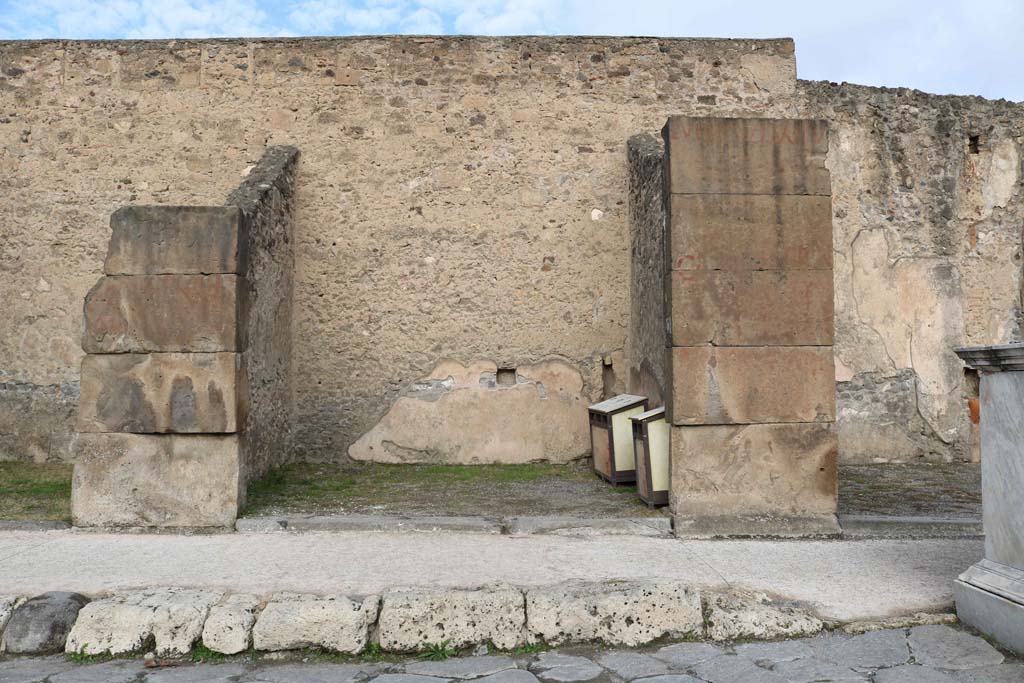 VII.1.11, Pompeii, in centre. December 2018. Looking north from Via dell�Abbondanza. Photo courtesy of Aude Durand.