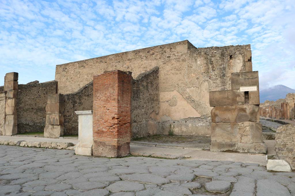 VII.1.12 Pompeii. May 2005. Looking north into entrance.