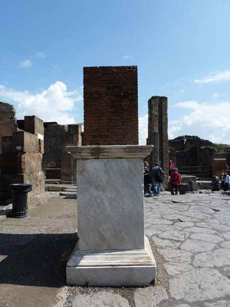 Outside VII.1.12 Pompeii. May 2010. Base of statue for Holconius Rufus on Via dell�Abbondanza.