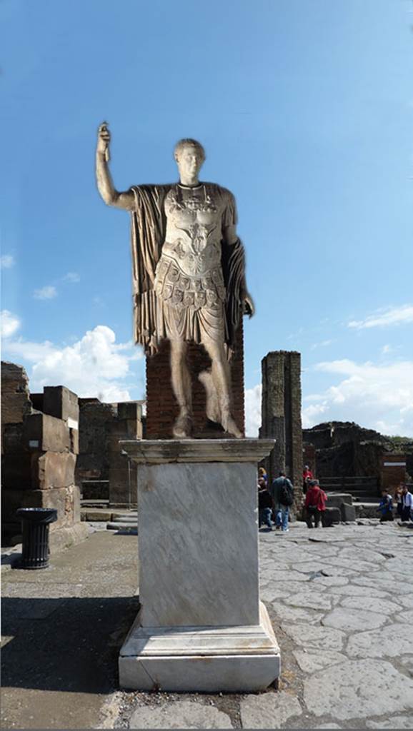 Outside VII.1.12 Pompeii, on Via dell�Abbondanza. Reconstruction of statue on its statue-base.
