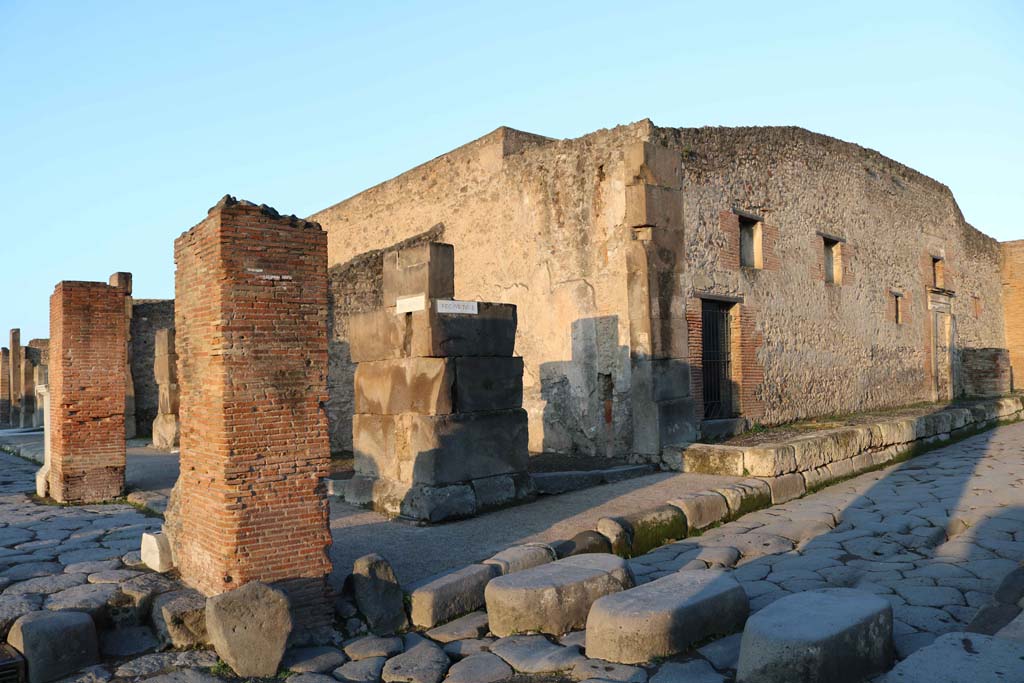 VII.1.13, Pompeii, in centre, on Via Stabiana. December 2018. 
Looking west from Holconius�s crossroads towards entrance, also linked to VII.1.12 on Via dell�Abbondanza, on left. 
Photo courtesy of Aude Durand.

