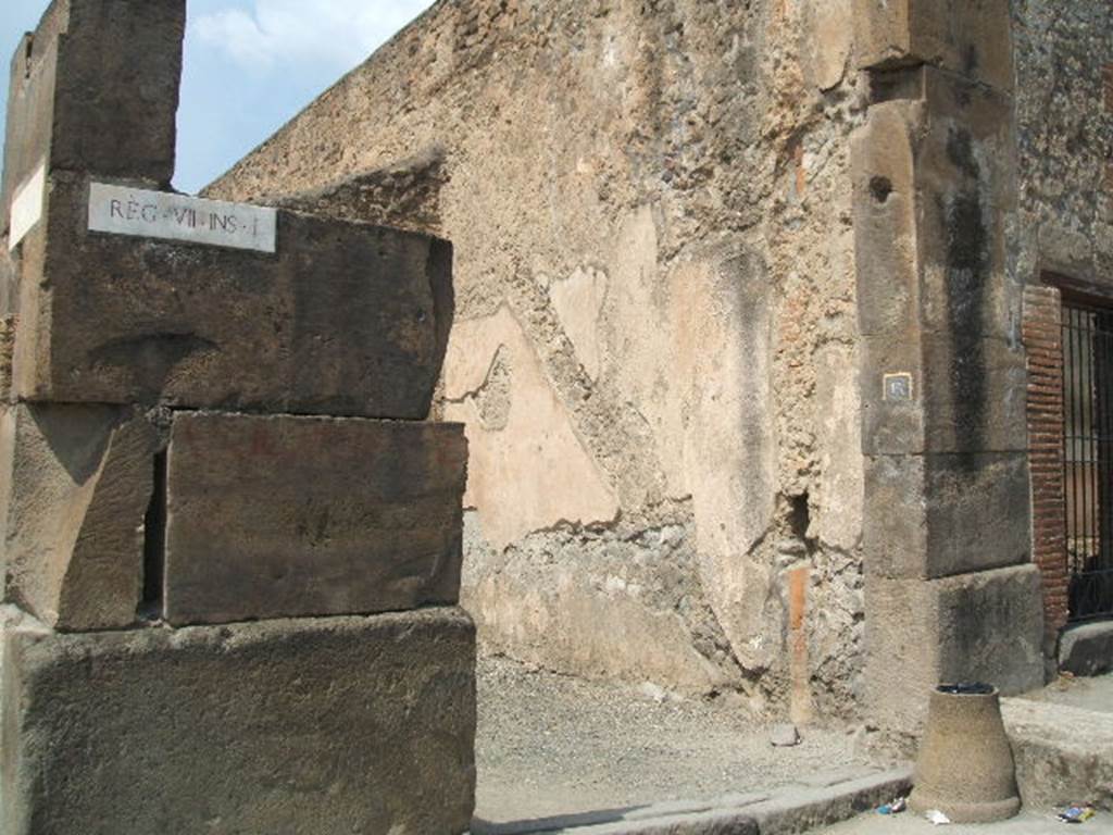 VII.1.13 Pompeii. May 2005. Entrance. Found on the pilaster, on the left of the entrance, was

[�]  Artor(ium)  IIv(irum)  v(irum)  b(onum)  [�]
[...]  I[...]  IVVI  [�]
[��]     [CIL IV 68]

According to Epigraphik-Datenbank Clauss/Slaby (See www.manfredclauss.de)
See Varone, A. and Stefani, G., 2009. Titulorum Pictorum Pompeianorum, Rome: L�erma di Bretschneider, (p.353-4)


