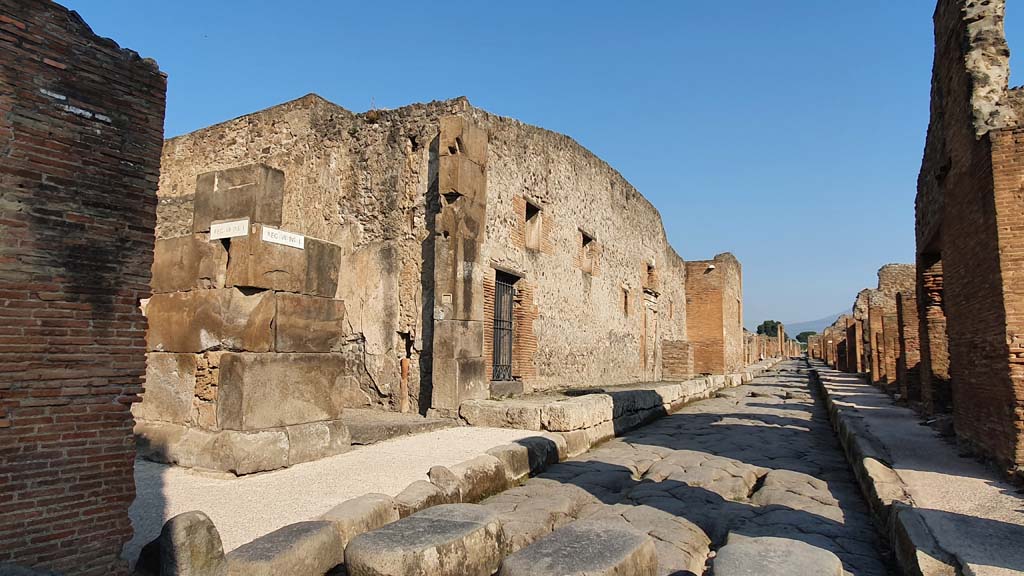 VII.1.14 Pompeii, in centre. July 2021. Looking north towards entrance on west side of Via Stabiana.
Foto Annette Haug, ERC Grant 681269 D�COR
