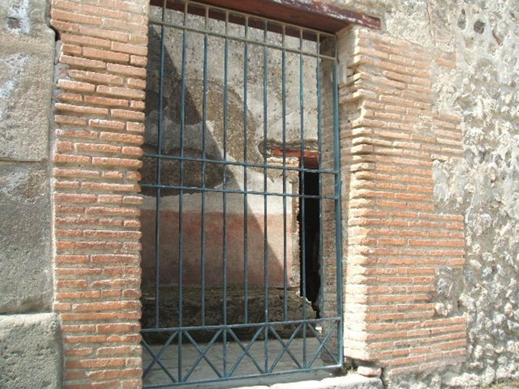 VII.1.14 Pompeii. May 2005. Entrance to men�s waiting room 2a on Via Stabiana.
In July 1853, graffiti were found between VII.1.13 and 14, on the left, see VII.1.13.
Graffito also found in July 1853, between VII.1.14 and the blocked doorway, painted in red, was

P(ublium)  Fur(ium)  II v(irum)  v(irum)  b(onum)  o(ro)  v(os)  f(aciatis)    [CIL IV 67]

See Pagano, M. and Prisciandaro, R., 2006. Studio sulle provenienze degli oggetti rinvenuti negli scavi borbonici del regno di Napoli.  Naples : Nicola Longobardi. (p.169)
