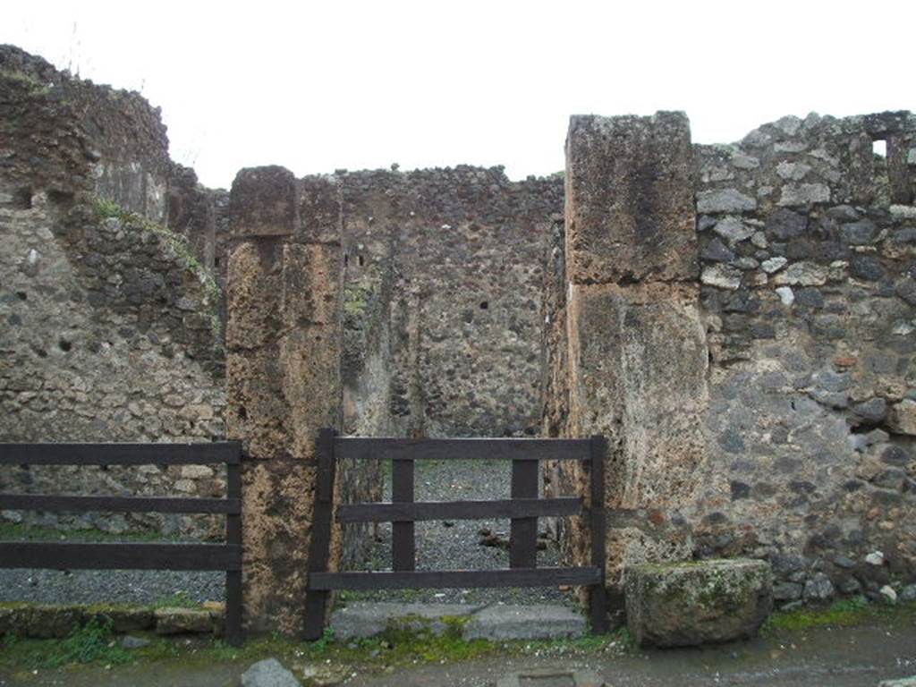 VII.1.22 Pompeii. December 2004. Entrance on Via Stabiana, looking west. In March 1848, red painted graffiti was found on the pilaster between VII.1.21 and VII.1.22, on the left.

Cn(aeum)  Helvium  Sabinum  aed(ilem)
[�]  rog(at)  Caprasia  fac(it)     [CIL IV 923]

See Pagano, M. and Prisciandaro, R., 2006. Studio sulle provenienze degli oggetti rinvenuti negli scavi borbonici del regno di Napoli.  Naples : Nicola Longobardi.  (p.164)
