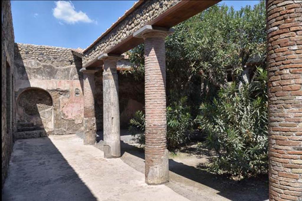 VII.1.25 Pompeii. April 2018. Looking north along west side of peristyle 31, towards large recess/niche in north-west corner.
Photo courtesy of Ian Lycett-King.
Use is subject to Creative Commons Attribution-NonCommercial License v.4 International.