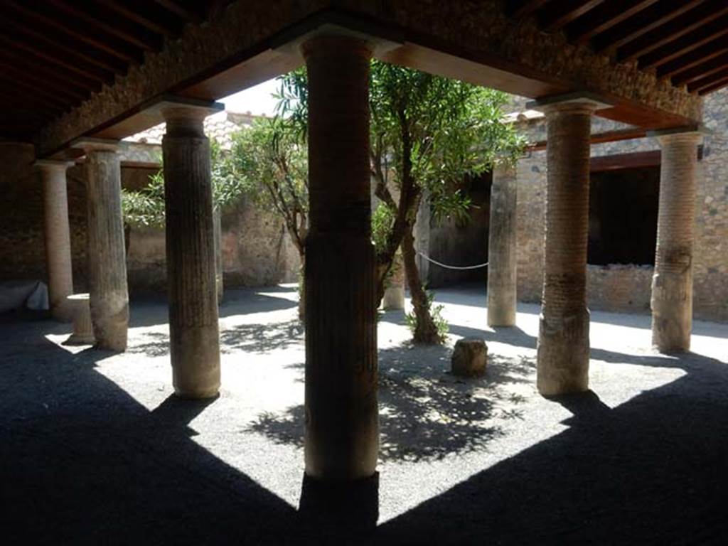 VII.1.25 Pompeii. May 2017. Looking south-west across peristyle 31.
On the west side of the peristyle are three rooms, a cubiculum 34, an exedra 33 and a triclinium 32.
Photo courtesy of Buzz Ferebee.