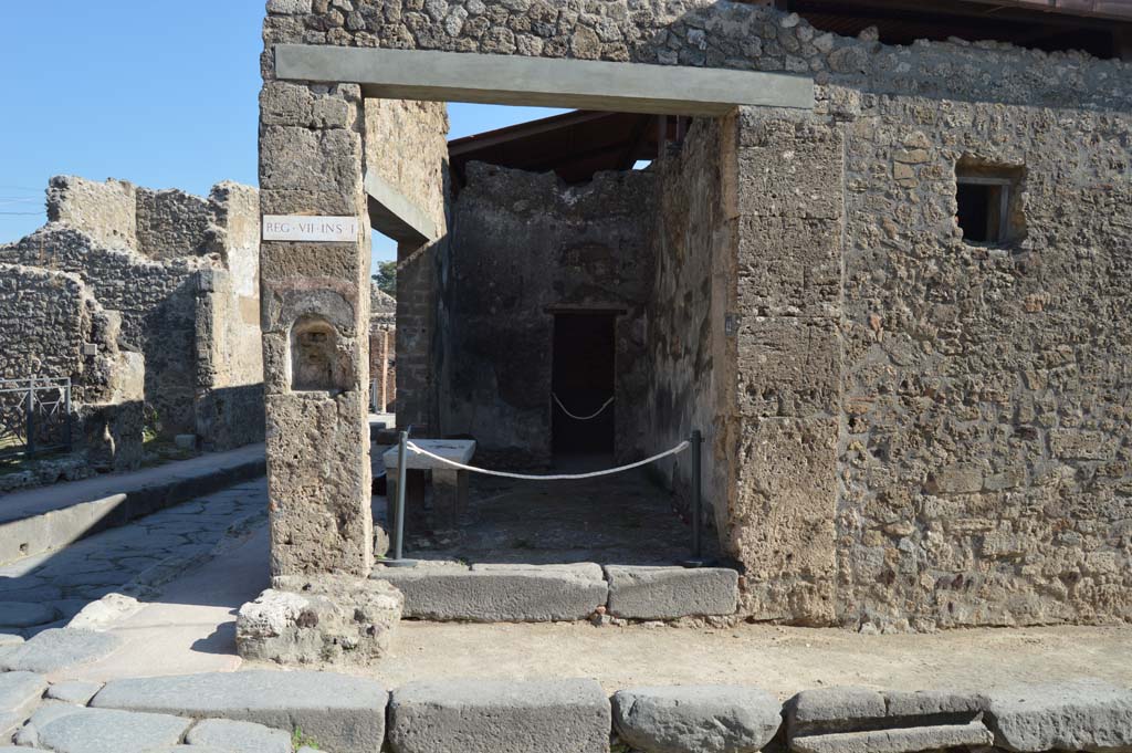 VII.1.42, Pompeii. October 2017. Looking east on Vicolo del Lupanare towards entrance doorway.
Foto Taylor Lauritsen, ERC Grant 681269 D�COR.
