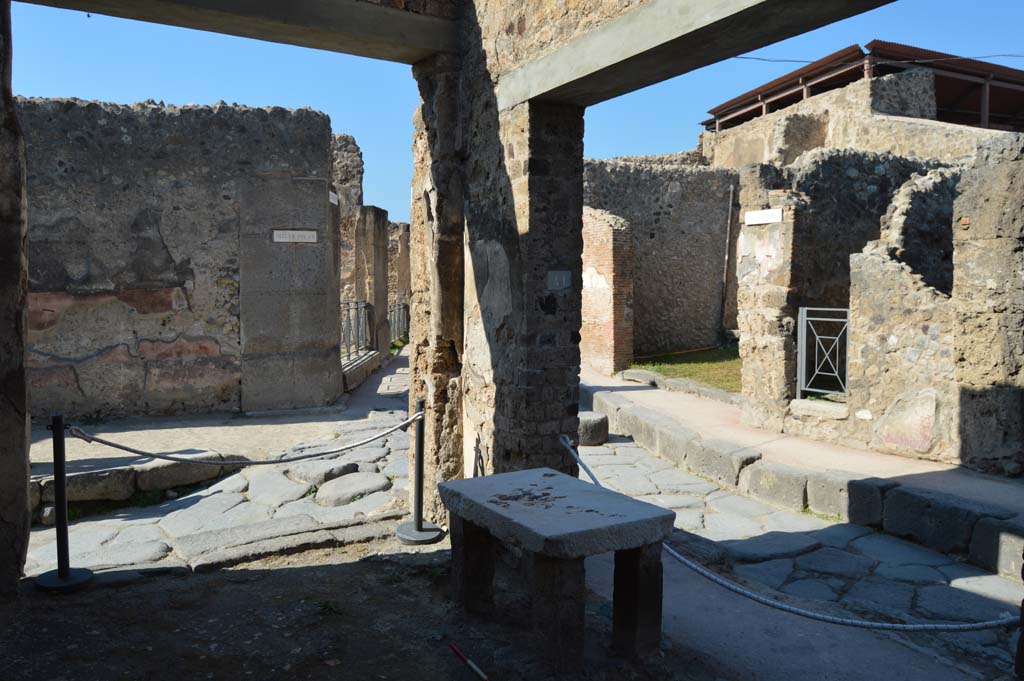 VII.1.42 Pompeii, on left. October 2017. Looking west into Vicolo del Lupanare.
On the right is the doorway at VII.1.41, looking north into Via degli Augustali.
Foto Taylor Lauritsen, ERC Grant 681269 D�COR.

