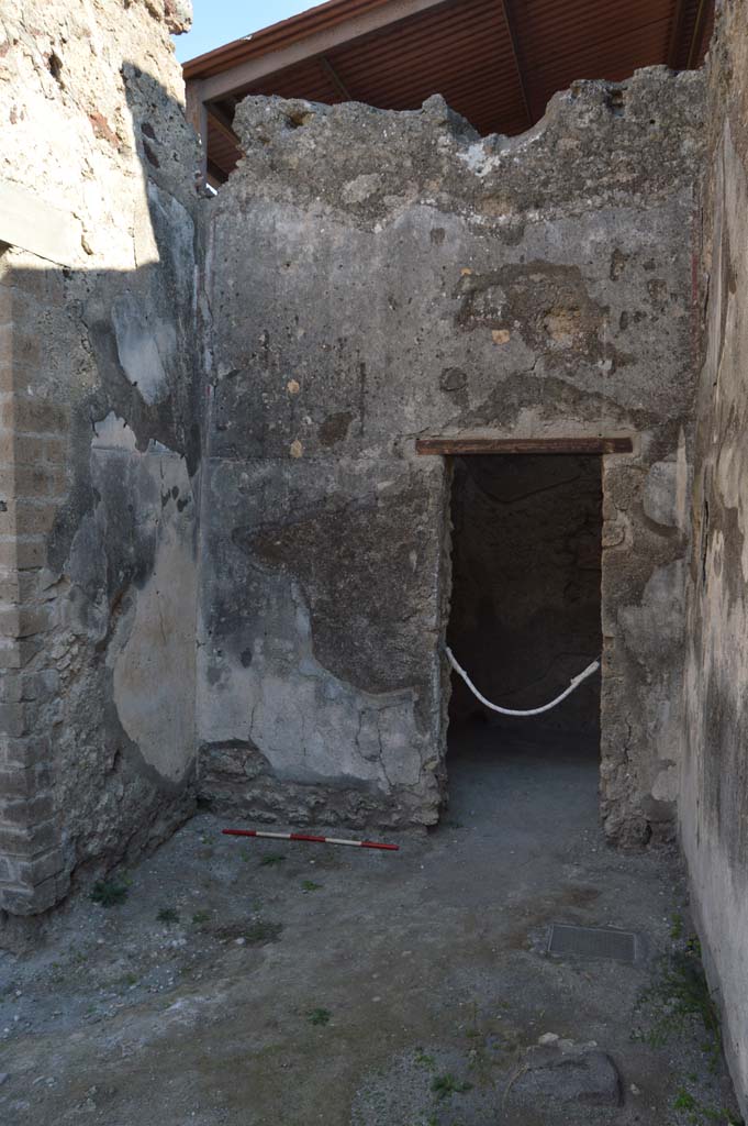 VII.1.42 Pompeii. October 2017. Detail of north-east corner and east wall with doorway into VII.1.40.
Foto Taylor Lauritsen, ERC Grant 681269 D�COR.
