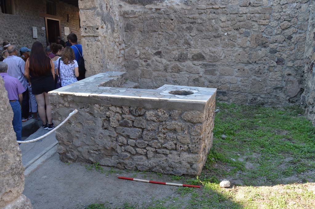 VII.1.44/45 Pompeii. October 2017. Looking north towards counter in bar-room.
Business must have been good at this bar, witness the queue for the lupanare, on the left. Even 2,000 years later they still queue ! 
Foto Taylor Lauritsen, ERC Grant 681269 D�COR.
