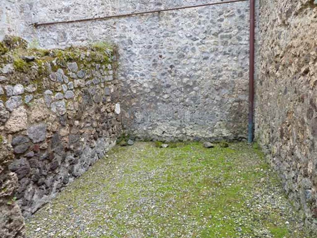 VII.1.46 Pompeii. May 2010. Looking south into cubiculum �b� on right of entrance.